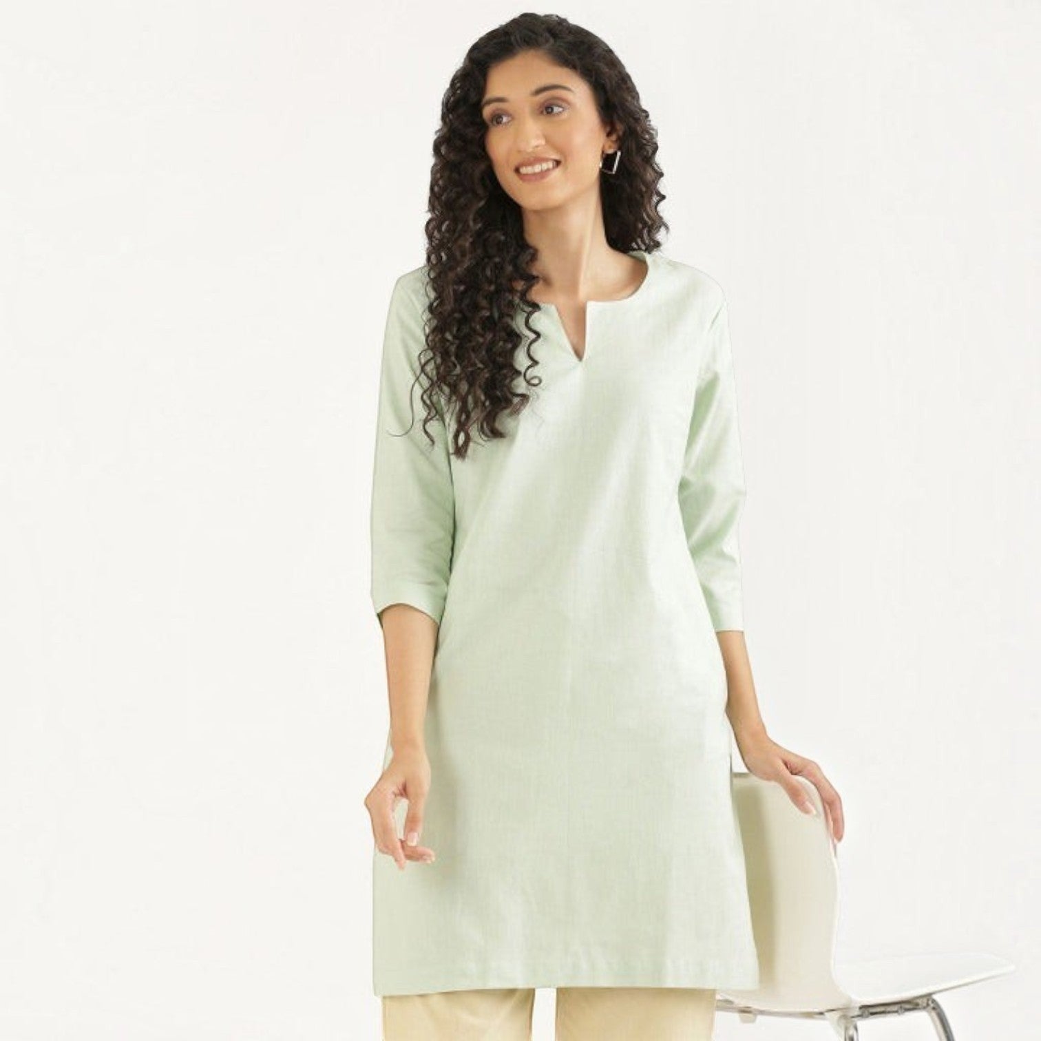 Vestido Corto Escote V Manga Tres Cuartos